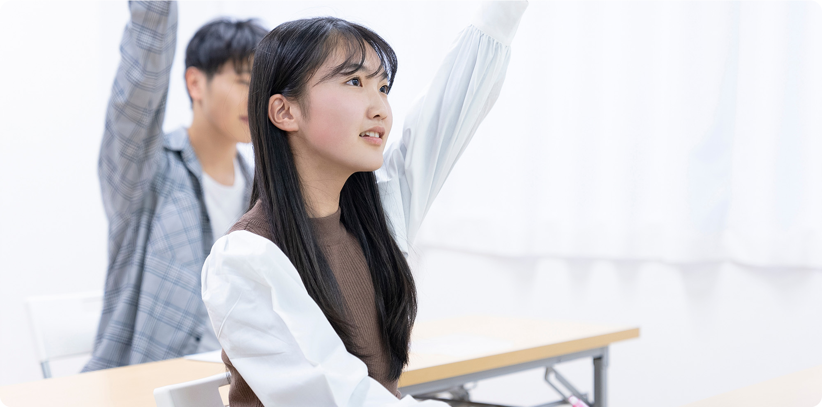 EISUゼミナールの授業 講師に向かって手を挙げる生徒たちの様子