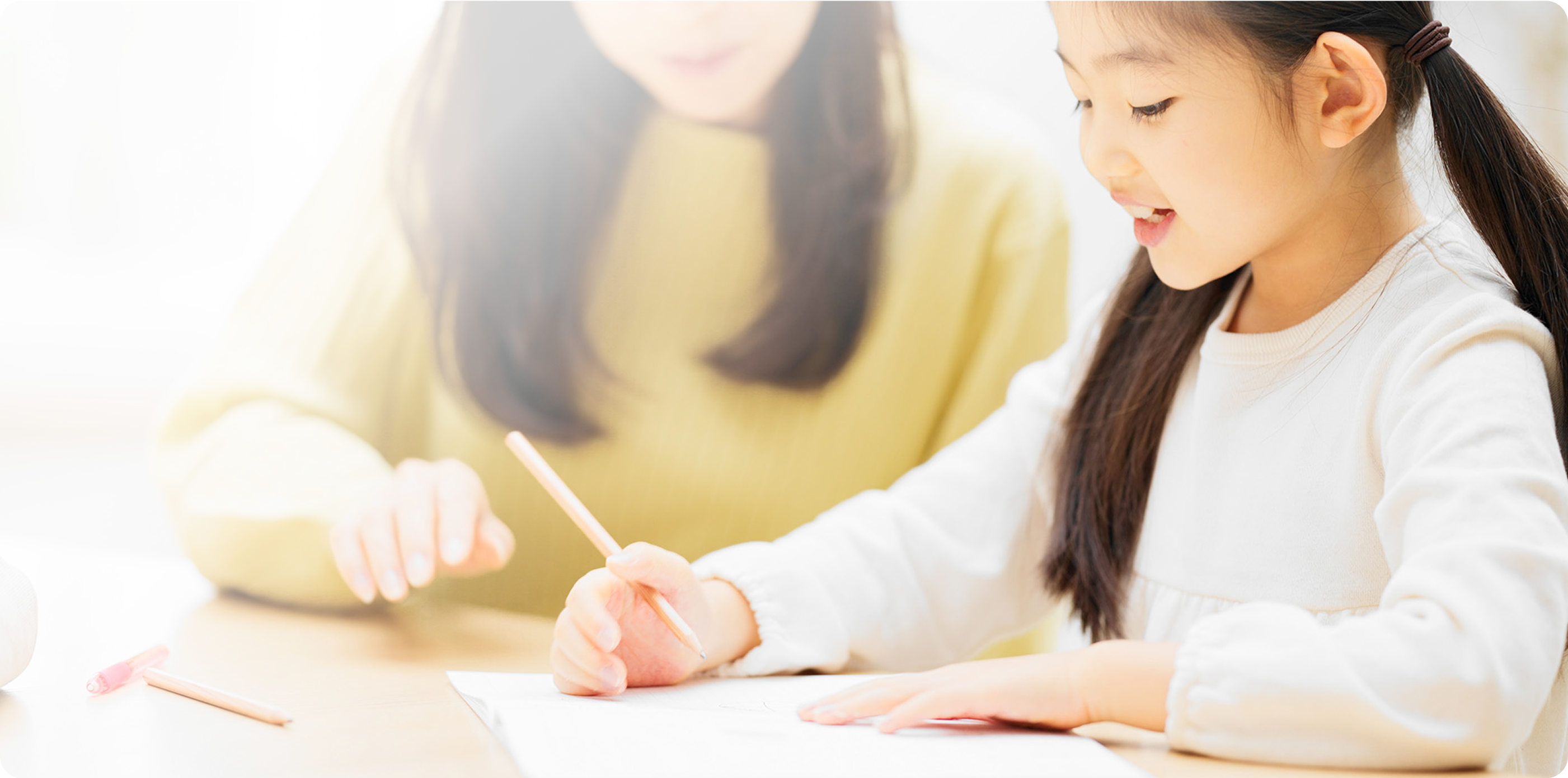 完全個別指導Goodの授業 一対一で指導を受けている笑顔の女子生徒の様子