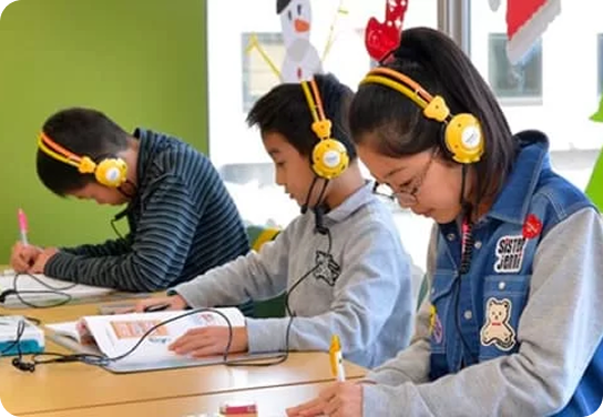 レプトンの授業 黄色いヘッドホンをつけながら授業を受ける生徒たちの様子