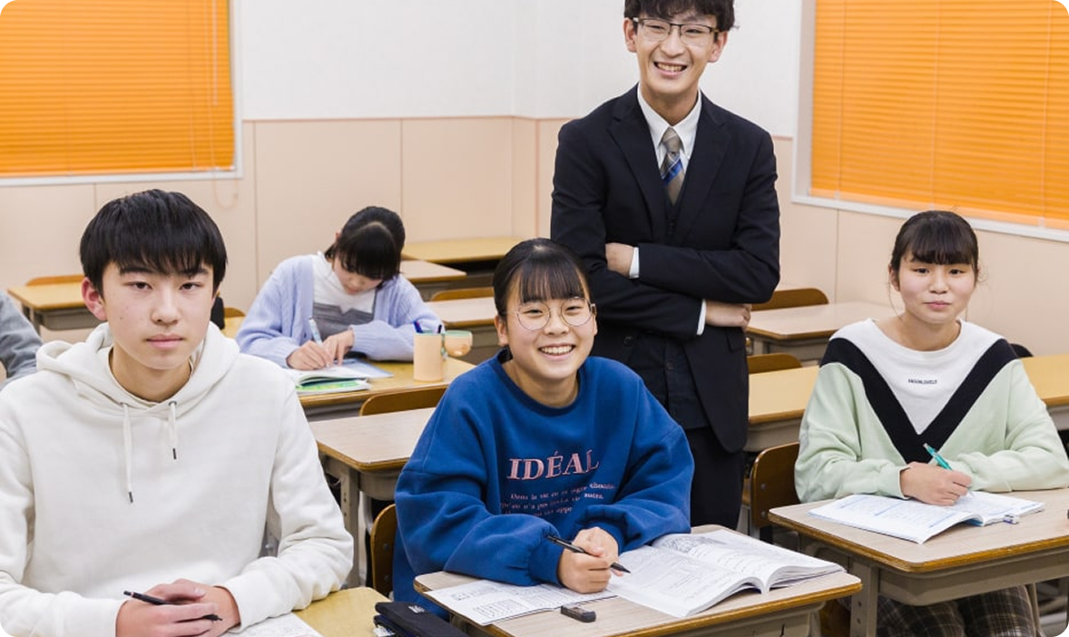 講師と生徒たちが笑顔で授業を行っている様子