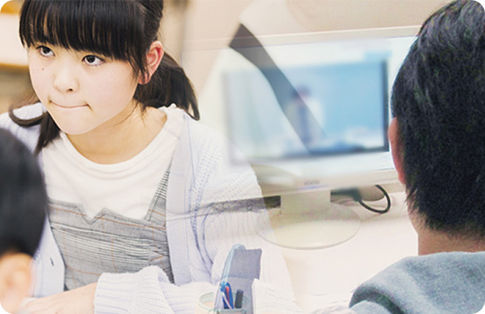 みらい学院の授業 映像を使用した授業を行っている様子